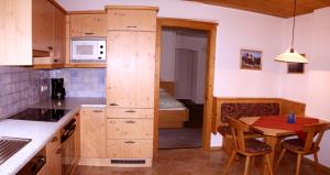 Kuchyň nebo kuchyňský kout v ubytování Ahrnerhof