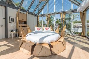 Un dormitorio con una cama hecha de troncos en The Panorama Suite (Mandelahuisje), en Ámsterdam