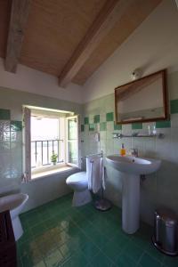 A bathroom at Casali del Picchio - Winery