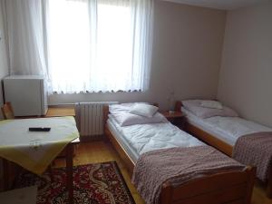 Łóżko lub łóżka w pokoju w obiekcie Lenadia