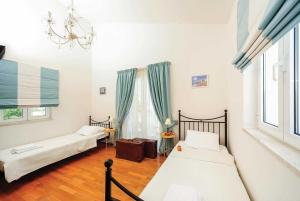 PrínosにあるElyaのベッドルーム1室(ベッド2台、シャンデリア付)