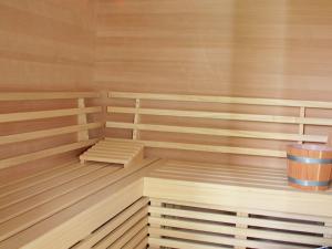 キルヒベルク・イン・チロルにあるApartment in Kirchberg with its own saunaの木製の床と木製の棚が備わる大型木製サウナ