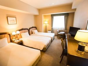 Postel nebo postele na pokoji v ubytování HOTEL MYSTAYS Sapporo Aspen