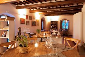 a dining room with a table and chairs at Agriturismo La Casa Di Rodo in Quarrata