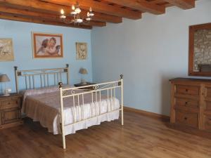 um quarto com uma cama e um tecto de madeira em Casa Marcial em Chía