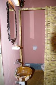 a bathroom with a bowl sink and a toilet at Auberge Des Jardins du Dades in Boumalne