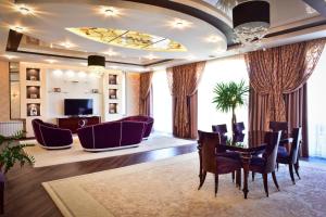uma sala de estar com mesa e cadeiras em Hotel Villa Venice em Vinnytsya