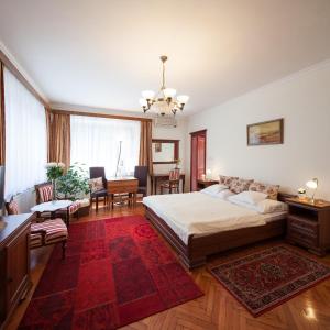 Villa Cecile في شوبرون: غرفة نوم مع سرير وغرفة معيشة