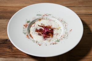 een witte plaat met een kom eten op een tafel bij Hôtel Restaurant Aldaburua in Larressore