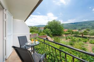 Vista generica sulle montagne o vista sulle montagne dall'interno del bed & breakfast