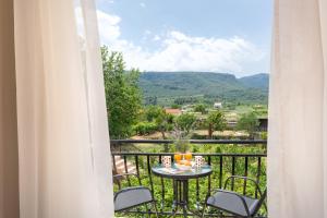 Vista generica sulle montagne o vista sulle montagne dall'interno del bed & breakfast