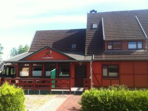 プレローにあるton Timmermanns Husの茶屋根の赤い家