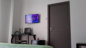 um quarto com uma porta e uma secretária com um computador em Hotel La Ruota Dei Pavoni em Osimo