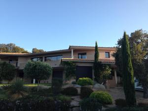 una casa con un jardín delante de ella en Domaine les Hauts de Capicciola, en Pinarellu
