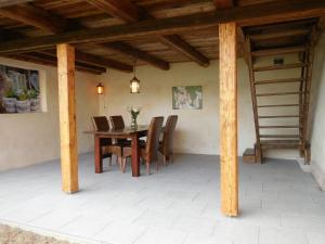 zona de comedor con mesa y sillas en Familiehuis Fuchs, en Horní Branná