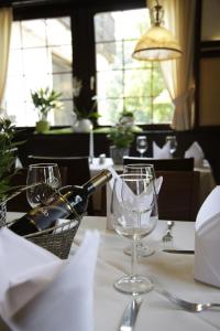 A restaurant or other place to eat at Die Krone am Fluss - Landhotel Sindringen
