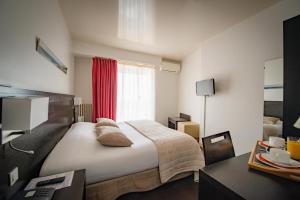 Postel nebo postele na pokoji v ubytování Hôtel Comté de Nice
