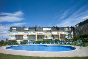 budynek z basenem przed budynkiem w obiekcie Apartamento Premium Playa Altar 2 w mieście Barreiros