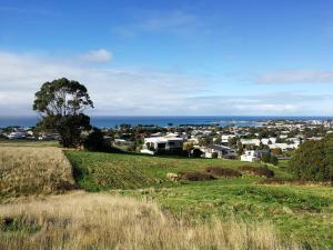 a small town in the middle of nowhere at Apollo Panorama Guesthouse in Apollo Bay