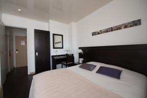 Postel nebo postele na pokoji v ubytování Hôtel Comté de Nice