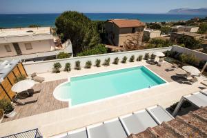 a swimming pool on top of a building with the ocean at Villa Del Mare in Alcamo Marina