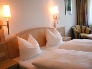 En eller flere senger på et rom på Hotel Weismann