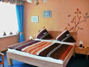 ein Schlafzimmer mit einem großen Bett in einem Zimmer in der Unterkunft Gästehaus Ruth Andrae in Bruttig-Fankel