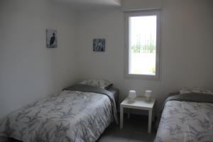 una camera con 2 letti singoli e una finestra di Mas de l Aire a Corneilla-del-Vercol
