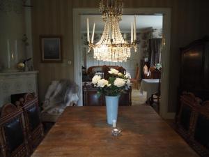 Pensionat Solhöjden في ماريانلود: مزهرية من الزهور على طاولة في غرفة