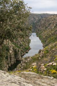 uitzicht op een rivier in een canyon bij Casa de Belharino in Miranda do Douro