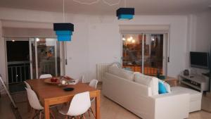 sala de estar con sofá blanco y mesa en Apartment Ericeira en Ericeira