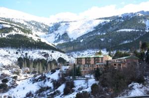 un resort en las montañas en la nieve en Hotel El Guerra, en Güéjar-Sierra