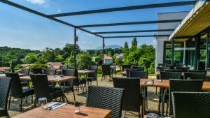 een patio met tafels en stoelen bij Hôtel Restaurant Aldaburua in Larressore