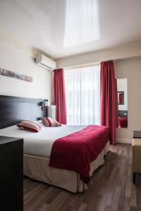 Postel nebo postele na pokoji v ubytování Hôtel Comté de Nice