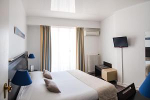 Postel nebo postele na pokoji v ubytování Hôtel Comté de Nice