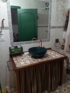 エル・ボスケにあるCasa Rural Majaceiteのバスルーム(洗面台、鏡付)