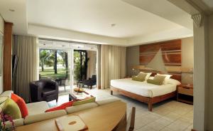 Кровать или кровати в номере Shandrani Beachcomber Resort & Spa