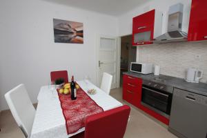 Kuchyňa alebo kuchynka v ubytovaní Apartman Seaside Paradise