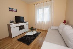 Televízia a/alebo spoločenská miestnosť v ubytovaní Apartman Seaside Paradise