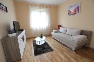 sala de estar con sofá y TV en Apartman Seaside Paradise en Split