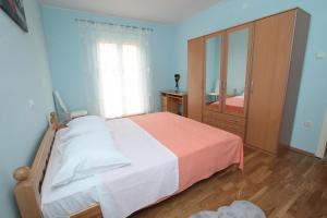 um quarto com uma cama, uma cómoda e um espelho em Apartman Seaside Paradise em Split