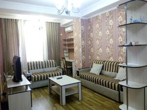 En sittgrupp på Bishkek Maximus Apartament 2