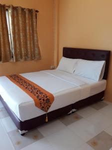 1 dormitorio con 1 cama grande y cabecero de madera en Chanakarn Guesthouse Sangkhla Buri en Sangkhla Buri