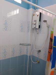 Phòng tắm tại Chanakarn Guesthouse Sangkhla Buri