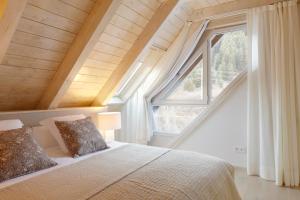 - une chambre avec un lit et une grande fenêtre dans l'établissement Val de Ruda Luxe 50 by FeelFree Rentals, à Baqueira-Beret