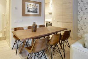 - une salle à manger avec une table et des chaises en bois dans l'établissement Val de Ruda Luxe 50 by FeelFree Rentals, à Baqueira-Beret