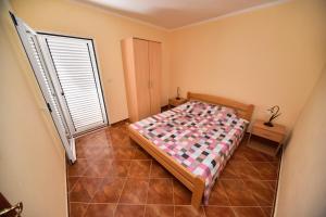 Postel nebo postele na pokoji v ubytování Apartmani Stanisic + 37 fotografií