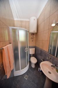 Vannituba majutusasutuses Apartmani Stanisic