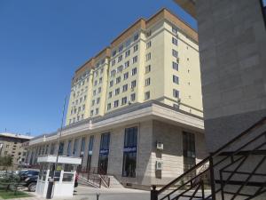 een groot gebouw met een telefooncel ervoor bij Bestshome Apartment 3 in Bisjkek