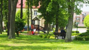Vonkajšia záhrada v ubytovaní Dom w Wieleniu